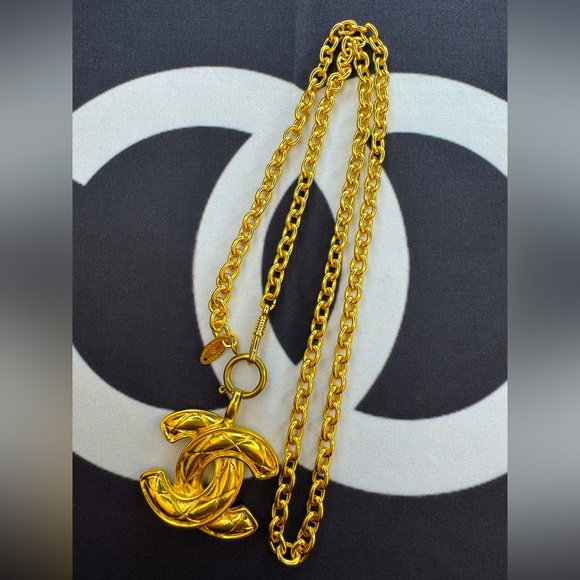CHANEL Gold Necklace with Iconic Pendant - Picture 1 of 5